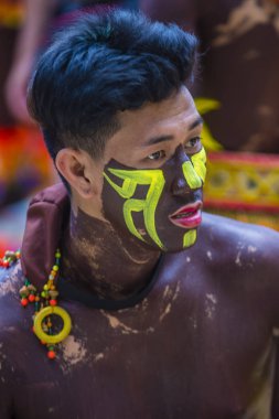 Manila, Filipinler - 27 Nisan: Aliwan fiesta Manila Filipinler üzerinde 27 Nisan 2018 yılında katılımcı. Aliwan Fiesta farklı kültürel festivaller Filipinler toplar yıllık bir olaydır