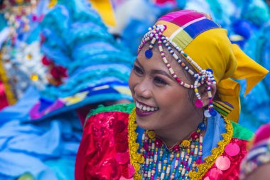 Manila, Filipinler - 27 Nisan: Aliwan fiesta Manila Filipinler üzerinde 27 Nisan 2018 yılında katılımcı. Aliwan Fiesta farklı kültürel festivaller Filipinler toplar yıllık bir olaydır