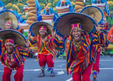 Manila, Filipinler - 27 Nisan: Aliwan fiesta üzerinde 27 Nisan 2018 Manila Filipinler katılımcılar. Aliwan Fiesta farklı kültürel festivaller Filipinler toplar yıllık bir olaydır