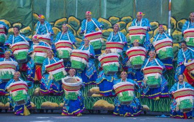 Manila, Filipinler - 27 Nisan: Aliwan fiesta üzerinde 27 Nisan 2018 Manila Filipinler katılımcılar. Aliwan Fiesta farklı kültürel festivaller Filipinler toplar yıllık bir olaydır