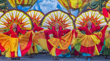 Manila, Filipinler - 27 Nisan: Aliwan fiesta üzerinde 27 Nisan 2018 Manila Filipinler katılımcılar. Aliwan Fiesta farklı kültürel festivaller Filipinler toplar yıllık bir olaydır