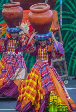 Manila, Filipinler - 27 Nisan: Aliwan fiesta üzerinde 27 Nisan 2018 Manila Filipinler katılımcılar. Aliwan Fiesta farklı kültürel festivaller Filipinler toplar yıllık bir olaydır