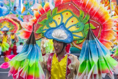 Manila, Filipinler - 27 Nisan: Aliwan fiesta Manila Filipinler üzerinde 27 Nisan 2018 yılında katılımcı. Aliwan Fiesta farklı kültürel festivaller Filipinler toplar yıllık bir olaydır