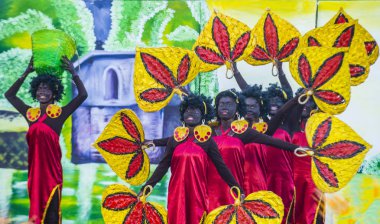 Manila, Filipinler - 27 Nisan: Aliwan fiesta üzerinde 27 Nisan 2018 Manila Filipinler katılımcılar. Aliwan Fiesta farklı kültürel festivaller Filipinler toplar yıllık bir olaydır