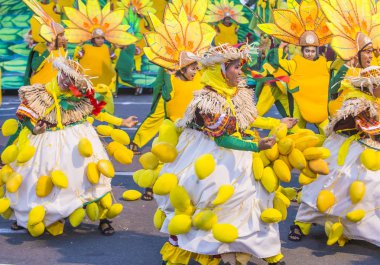 Manila, Filipinler - 27 Nisan: Aliwan fiesta üzerinde 27 Nisan 2018 Manila Filipinler katılımcılar. Aliwan Fiesta farklı kültürel festivaller Filipinler toplar yıllık bir olaydır