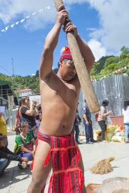 Banaue, Filipinler - 30 Nisan: Banaue Türkiye Imbayah Festivali sırasında rekabet üzerinde 30 Nisan 2018 vurma bir pirinç azınlıkta Ifugao adamdan. 