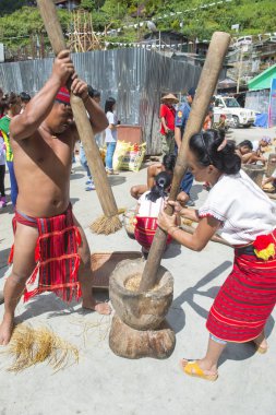 Banaue, Filipinler - 30 Nisan: Banaue Türkiye Imbayah Festivali sırasında rekabet üzerinde 30 Nisan 2018 vurma bir pirinç azınlıkta Ifugao insanlardan. 