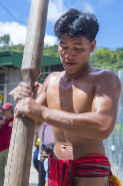 Banaue, Filipinler - 30 Nisan: Banaue Türkiye Imbayah Festivali sırasında rekabet üzerinde 30 Nisan 2018 vurma bir pirinç azınlıkta Ifugao adamdan. 