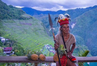 Banaue, Filipinler - Mayıs 02: Banaue 02 Mayıs 2018 Filipinler Ifugao azınlık bir adam portresi. Kuzey Filipinler dağların çoğunlukla canlı Ifugao azınlık