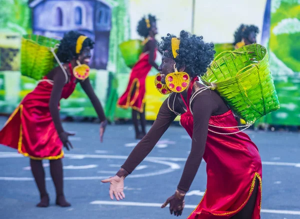 Manila, Filipinler - 27 Nisan: Aliwan fiesta üzerinde 27 Nisan 2018 Manila Filipinler katılımcılar. Aliwan Fiesta farklı kültürel festivaller Filipinler toplar yıllık bir olaydır