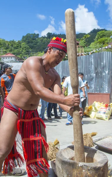 Banaue Filippinerna April Mannen Från Ifugao Minoritet Ett Ris Som — Stockfoto