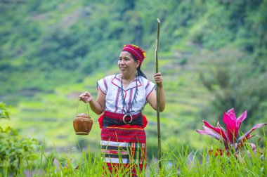 Banaue, Filipinler - Mayıs 02: Kadından Ifugao pirinç terasları Banaue Türkiye üzerinde 02 Mayıs 2018 yılında yakınındaki azınlık. Kuzey Filipinler dağların çoğunlukla canlı Ifugao azınlık