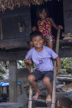 Banaue, Filipinler - Mayıs 02: Banaue 02 Mayıs 2018 Filipinler azınlıkta Ifugao çocuklar. Kuzey Filipinler dağların çoğunlukla canlı Ifugao azınlık