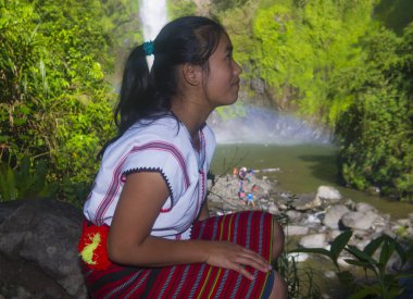 Batad, Filipinler - Mayıs 02: Batad üzerinde 02 Mayıs 2018 Türkiye bir şelale yakınındaki Ifugao azınlık kızdan. Kuzey Filipinler dağların çoğunlukla canlı Ifugao azınlık