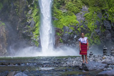 Batad, Filipinler - Mayıs 02: Batad üzerinde 02 Mayıs 2018 Türkiye bir şelale yakınındaki Ifugao azınlık kızdan. Kuzey Filipinler dağların çoğunlukla canlı Ifugao azınlık
