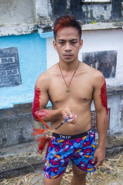 Gasan, Filipinler - 30 Mart: Filippino adam himselve iyi Cuma günü Gasan, Marinduque adası, Filipinler mezarlığı üzerinde 30 Mart 2018 vurmak