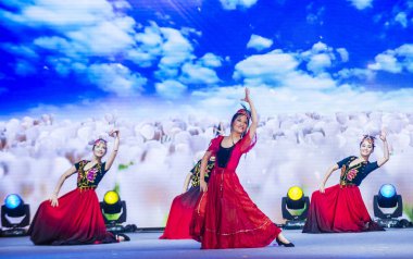 Singapur - 21 Şubat: Dansçılar gerçekleştirmek Çin yeni yıl kutlama nehir Hongbao Singapur Marina Bay Februery 21 2018 tarih itibariyle. 