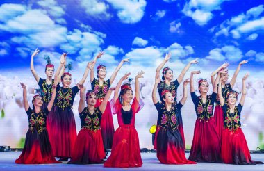 Singapur - 21 Şubat: Dansçılar gerçekleştirmek Çin yeni yıl kutlama nehir Hongbao Singapur Marina Bay Februery 21 2018 tarih itibariyle. 