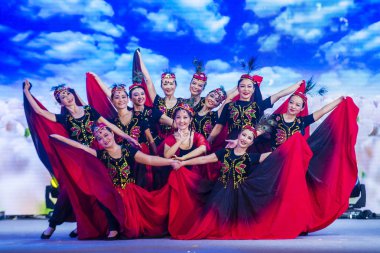 Singapur - 21 Şubat: Dansçılar gerçekleştirmek Çin yeni yıl kutlama nehir Hongbao Singapur Marina Bay Februery 21 2018 tarih itibariyle. 