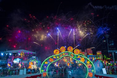 Singapur - 21 Şubat: Fireworks fener Februery 21 2018 Singapur Nehri Hongbao şenlikte sırasında. Olay anualy Marina Bay ay yeni yıl hoş geldiniz düzenlenmektedir.