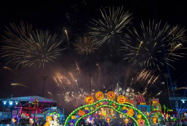 Singapur - 21 Şubat: Fireworks fener Februery 21 2018 Singapur Nehri Hongbao şenlikte sırasında. Olay anualy Marina Bay ay yeni yıl hoş geldiniz düzenlenmektedir.
