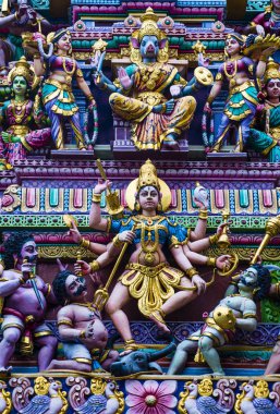 Singapur - 24 Şubat: Little India, Singapur, Sri Veeramakaliamman tapınağında heykeller üzerinde 24 Şubat 2018 Singapur'daki en eski tapınak biridir.