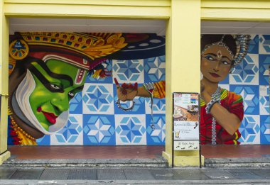 Singapur - 24 Şubat: Little India, Singapur bir binada, renkli ayrıntılar üzerinde 24 Şubat 2018 Little India Singapur etnik bir ilçedir. Singapur Nehri doğusunda bulunur