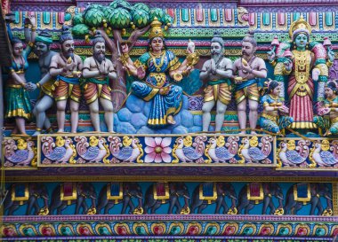 Singapur - 24 Şubat: Little India, Singapur, Sri Veeramakaliamman tapınağında heykeller üzerinde 24 Şubat 2018 Singapur'daki en eski tapınak biridir.