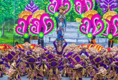 Cebu City, Filipinler - 21 Ocak: Katılımcılar Sinulog Festivali'nde Cebu city, Filipinler üzerinde 21 Ocak 2018. Sinulog Filipinler Santo Nino Katolik kutlamalar merkezidir