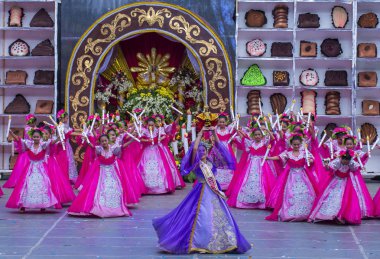 Cebu City, Filipinler - 21 Ocak: Katılımcılar Sinulog Festivali'nde Cebu city, Filipinler üzerinde 21 Ocak 2018. Sinulog Filipinler Santo Nino Katolik kutlamalar merkezidir