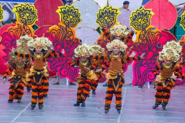 Cebu City, Filipinler - 21 Ocak: Katılımcılar Sinulog Festivali'nde Cebu city, Filipinler üzerinde 21 Ocak 2018. Sinulog Filipinler Santo Nino Katolik kutlamalar merkezidir