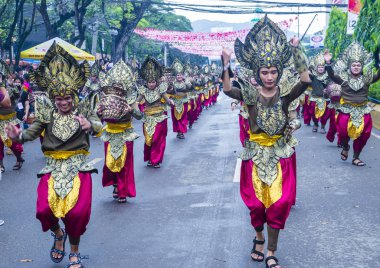 Cebu City, Filipinler - 21 Ocak: Katılımcılar Sinulog Festivali'nde Cebu city, Filipinler üzerinde 21 Ocak 2018. Sinulog Filipinler Santo Nino Katolik kutlamalar merkezidir
