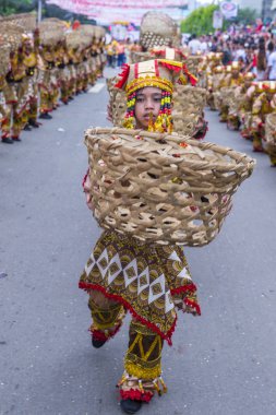 Cebu City, Filipinler - 21 Ocak: Katılımcılar Sinulog Festivali'nde Cebu city, Filipinler üzerinde 21 Ocak 2018. Sinulog Filipinler Santo Nino Katolik kutlamalar merkezidir