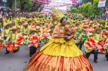 Cebu City, Filipinler - 21 Ocak: Katılımcılar Sinulog Festivali'nde Cebu city, Filipinler üzerinde 21 Ocak 2018. Sinulog Filipinler Santo Nino Katolik kutlamalar merkezidir