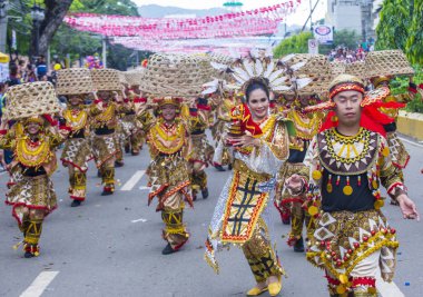 Cebu City, Filipinler - 21 Ocak: Katılımcılar Sinulog Festivali'nde Cebu city, Filipinler üzerinde 21 Ocak 2018. Sinulog Filipinler Santo Nino Katolik kutlamalar merkezidir