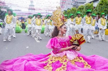 Cebu City, Filipinler - 21 Ocak: Katılımcılar Sinulog Festivali'nde Cebu city, Filipinler üzerinde 21 Ocak 2018. Sinulog Filipinler Santo Nino Katolik kutlamalar merkezidir