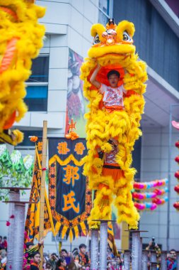 Hong Kong - Mart 04: Aslan dans performansı sırasında 14 Tai Kok Tsui tapınağın Hong Kong'da Fuar üzerinde 04 Mart 2018. Tapınak Fuar her yıl düzenlenen bir Çin kültürel olaydır 