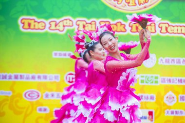 Hong Kong - Mart 04: 14 Tai Kok Tsui tapınağın üzerinde 04 Mart 2018 Hong Kong'da Fuar katılımcıları. Tapınak Fuar her yıl düzenlenen bir Çin kültürel olaydır 