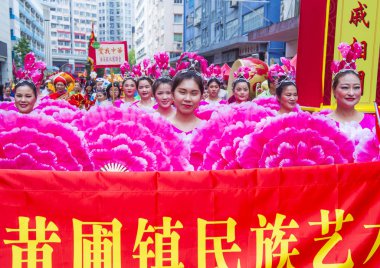 Hong Kong - Mart 04: 14 Tai Kok Tsui tapınağın üzerinde 04 Mart 2018 Hong Kong'da Fuar katılımcıları. Tapınak Fuar her yıl düzenlenen bir Çin kültürel olaydır 