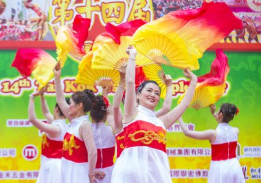Hong Kong - Mart 04: 14 Tai Kok Tsui tapınağın üzerinde 04 Mart 2018 Hong Kong'da Fuar katılımcıları. Tapınak Fuar her yıl düzenlenen bir Çin kültürel olaydır 
