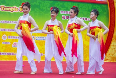 Hong Kong - Mart 04: 14 Tai Kok Tsui tapınağın üzerinde 04 Mart 2018 Hong Kong'da Fuar katılımcıları. Tapınak Fuar her yıl düzenlenen bir Çin kültürel olaydır 