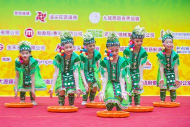 Hong Kong - Mart 04: 14 Tai Kok Tsui tapınağın üzerinde 04 Mart 2018 Hong Kong'da Fuar katılımcıları. Tapınak Fuar her yıl düzenlenen bir Çin kültürel olaydır 