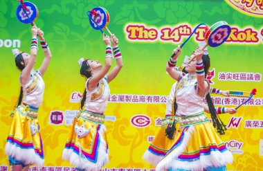 Hong Kong - Mart 04: 14 Tai Kok Tsui tapınağın üzerinde 04 Mart 2018 Hong Kong'da Fuar katılımcıları. Tapınak Fuar her yıl düzenlenen bir Çin kültürel olaydır 