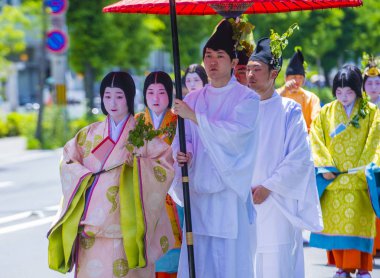 Kyoto - 15 Mayıs: Kyoto, Japonya üzerinde 15 Mayıs 2018 Aoi Matsuri katılımcılar. AOI Mastsuri tarihlerinde Kyoto, Japonya'da üç ana yıllık festivaller biridir