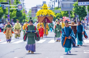 Kyoto - 15 Mayıs: Kyoto, Japonya üzerinde 15 Mayıs 2018 Aoi Matsuri katılımcılar. AOI Mastsuri tarihlerinde Kyoto, Japonya'da üç ana yıllık festivaller biridir