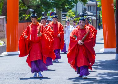 Kyoto - 15 Mayıs: Kyoto, Japonya üzerinde 15 Mayıs 2018 Aoi Matsuri katılımcılar. AOI Mastsuri tarihlerinde Kyoto, Japonya'da üç ana yıllık festivaller biridir
