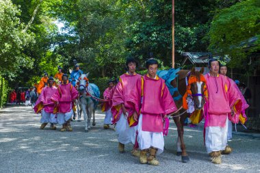 Kyoto - 15 Mayıs: Kyoto, Japonya üzerinde 15 Mayıs 2018 Aoi Matsuri katılımcılar. AOI Mastsuri tarihlerinde Kyoto, Japonya'da üç ana yıllık festivaller biridir