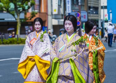 Kyoto - 15 Mayıs: Kyoto, Japonya üzerinde 15 Mayıs 2018 Aoi Matsuri katılımcılar. AOI Mastsuri tarihlerinde Kyoto, Japonya'da üç ana yıllık festivaller biridir