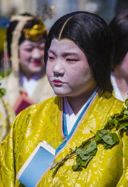 Kyoto - 15 Mayıs: Kyoto, Japonya üzerinde 15 Mayıs 2018 Aoi Matsuri katılımcılar. AOI Mastsuri tarihlerinde Kyoto, Japonya'da üç ana yıllık festivaller biridir