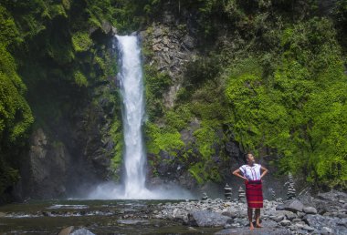 Batad, Filipinler - Mayıs 02: Batad üzerinde 02 Mayıs 2018 Türkiye bir şelale yakınındaki Ifugao azınlık kızdan. Kuzey Filipinler dağların çoğunlukla canlı Ifugao azınlık